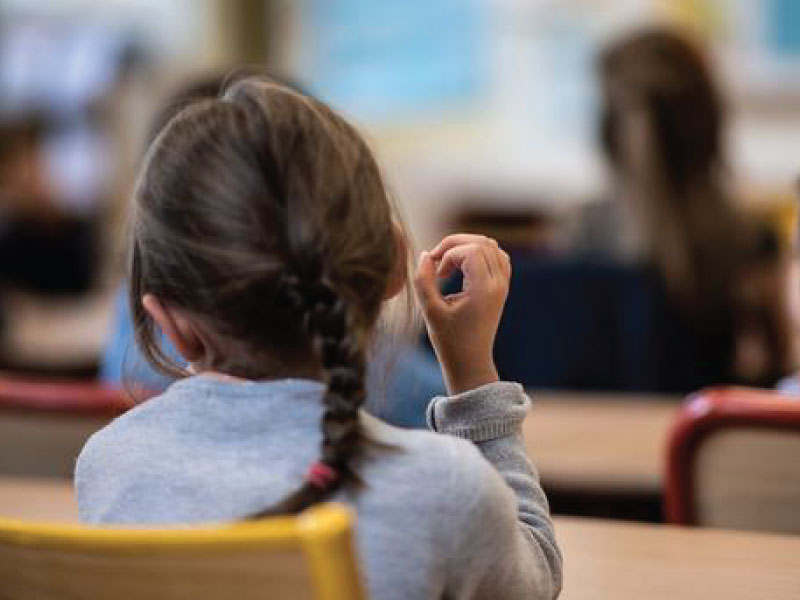 image d'une fille à l'école